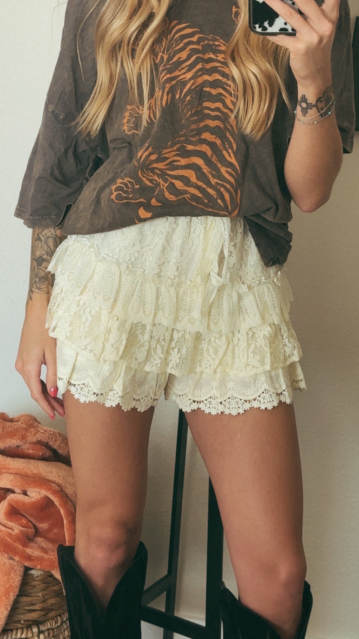 LACE TIERED RUFFLE SHORTS