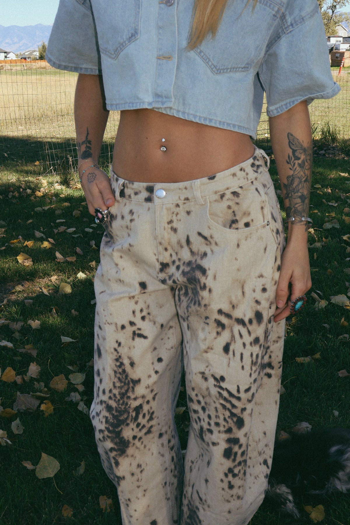 PRINTED LOW RISE BARREL JEANS