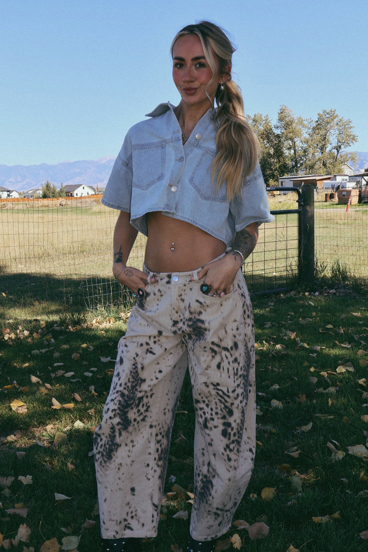 PRINTED LOW RISE BARREL JEANS