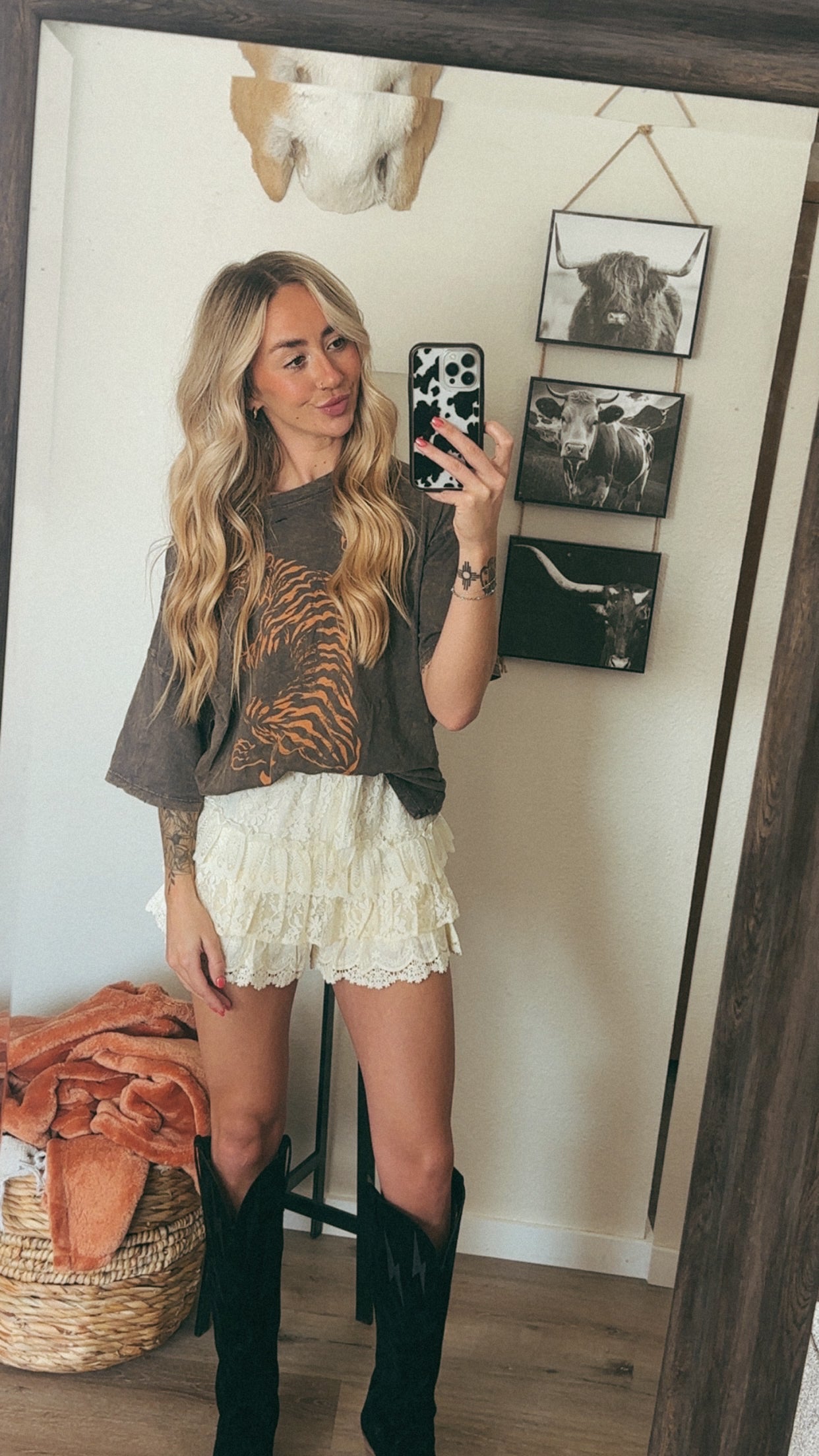 LACE TIERED RUFFLE SHORTS