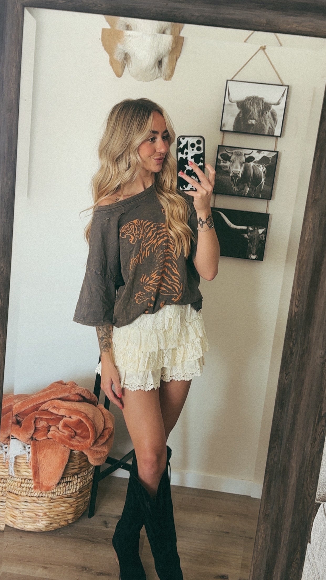 LACE TIERED RUFFLE SHORTS
